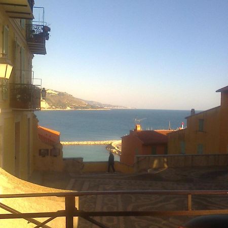 Bilocale Nella Vecchia Citta' Di Mentone Appartement Buitenkant foto